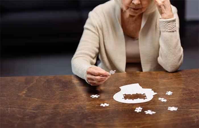 Evitar três fatores durante a meia-idade está associado a mais 13 anos sem demência; saiba quais