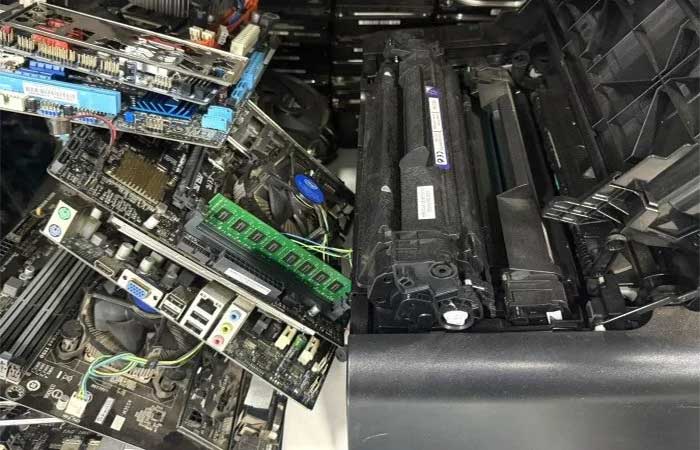 Lixo eletrônico vira ferramenta para a inclusão digital no DF
