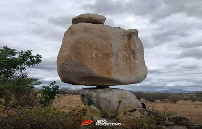 Pedra que parece desafiar a gravidade no sertão da Paraíba, vira atração turística, a pedra se equilibra sobre uma base fina