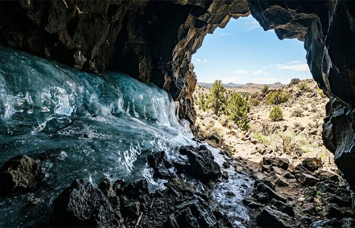 Uma caverna congelada a -0,6 °C que não derrete no calor do deserto e guarda camadas de gelo de até 6 metros de espessura