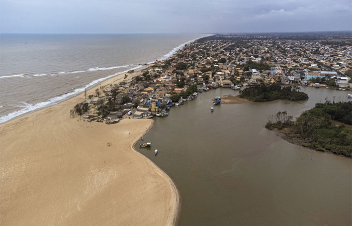 Atafona perde 8 metros de praia por ano, e a obra que devia frear o mar ainda não existe