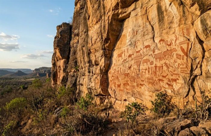Arqueólogos encontraram no Piauí pinturas rupestres de 12 mil anos com pigmento que resistiu porque foi feito com sangue de animal e resina de jatobá, e a técnica só foi identificada em 2024
