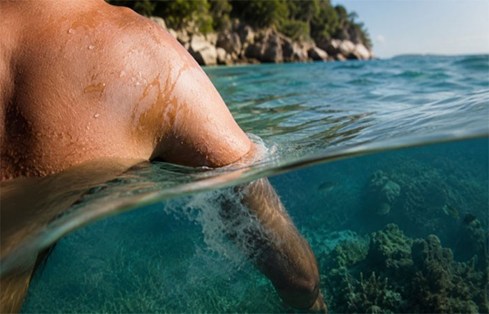 Da pele ao mar: revisão da USP com 173 estudos redesenha a agenda dos protetores solares