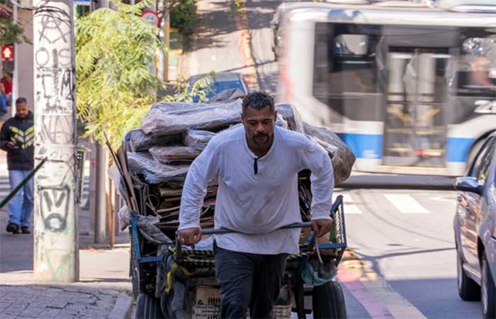 Quem tira a caixinha de leite da rua ganha menos que o mínimo. A Tetra Pak decidiu medir isso