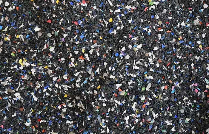 Microplásticos na água podem gerar substâncias capazes de causar danos biológicos, aponta estudo